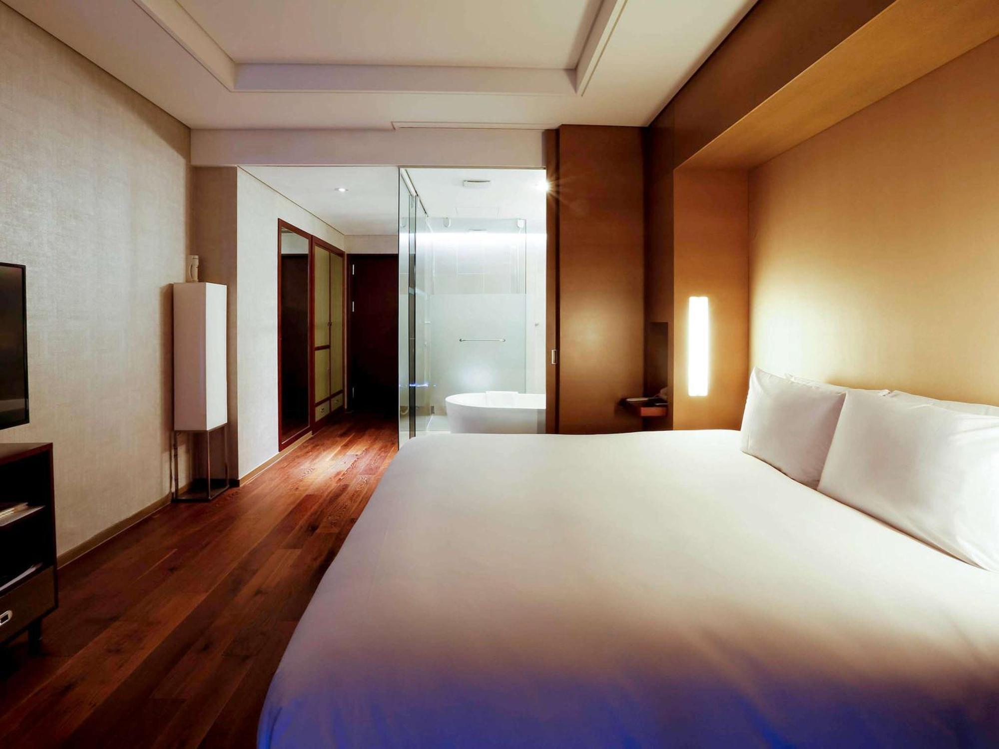 Grand Mercure Ambassador Changwon Exterior photo